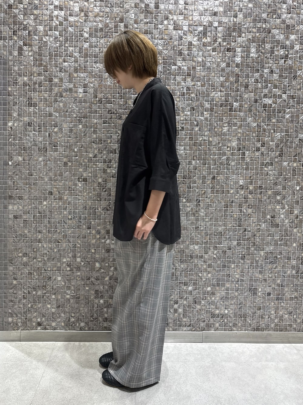 ブラック系のシャツ/ブラウス、グレー系のその他パンツを着用したレディースの秋コーディネートの2枚目の写真