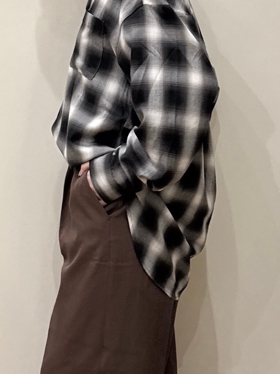グレー系のシャツ/ブラウス、ブラック系のTシャツ/カットソー、ブラウン系のその他パンツを着用したレディースの秋コーディネートの6枚目の写真