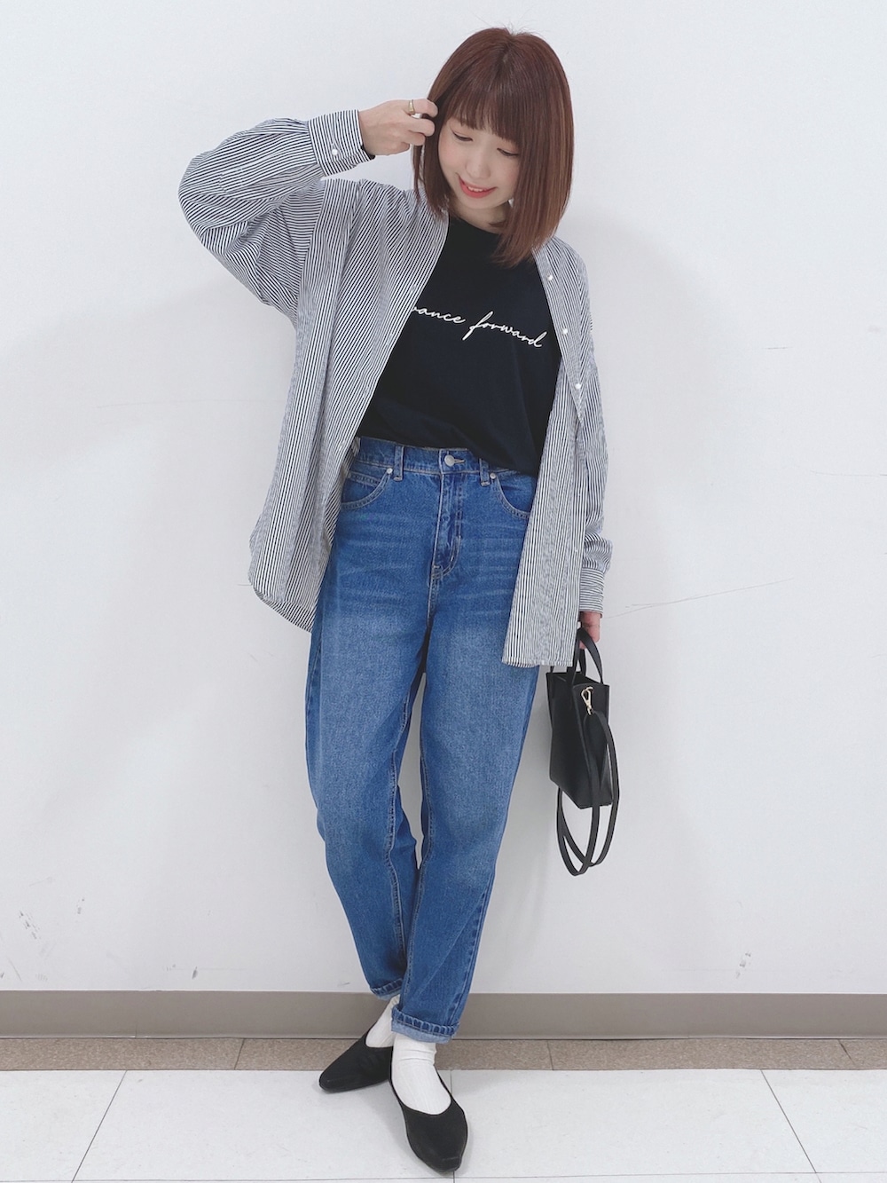 ブラック系のTシャツ/カットソー、ブルー系のシャツ/ブラウス、ブルー系のデニムパンツを着用したレディースの春コーディネートの4枚目の写真