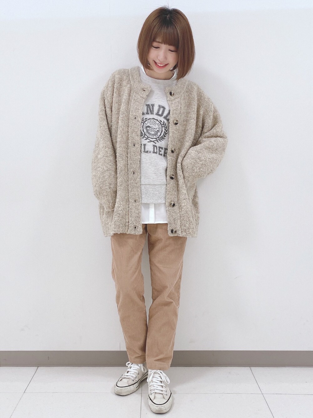 ベージュ系のカーディガン/ボレロ、グレー系のスウェット、ホワイト系のシャツ/ブラウスを着用したレディースの秋コーディネートの4枚目の写真