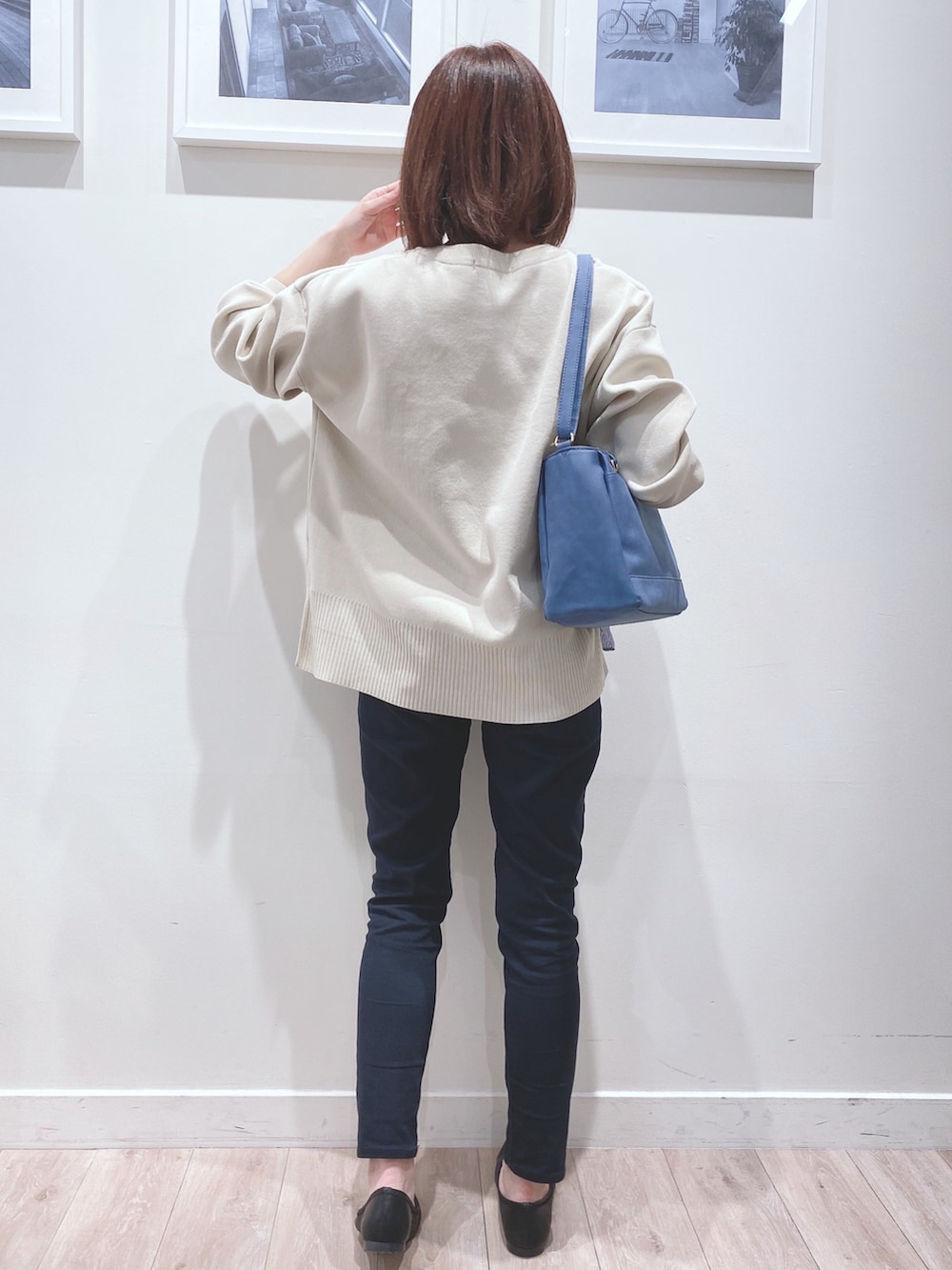 ベージュ系のニット/セーター、ブラック系のその他パンツ、ブラック系のパンプスを着用したレディースの春コーディネートの5枚目の写真