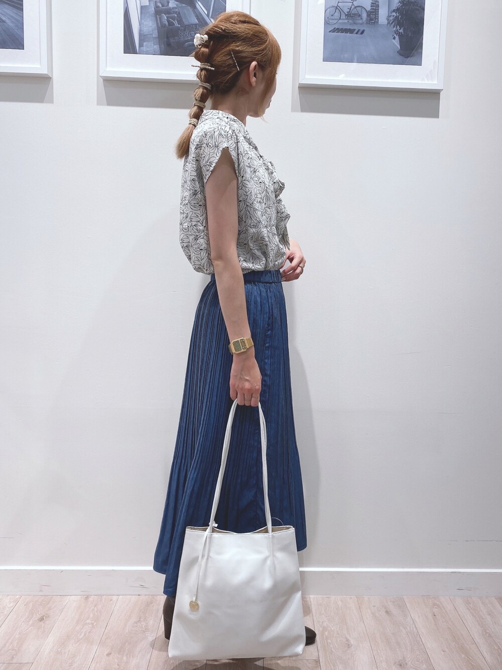 ホワイト系のシャツ/ブラウス、ブルー系のスカート、ブラウン系のブーツを着用したレディースの夏コーディネートの2枚目の写真