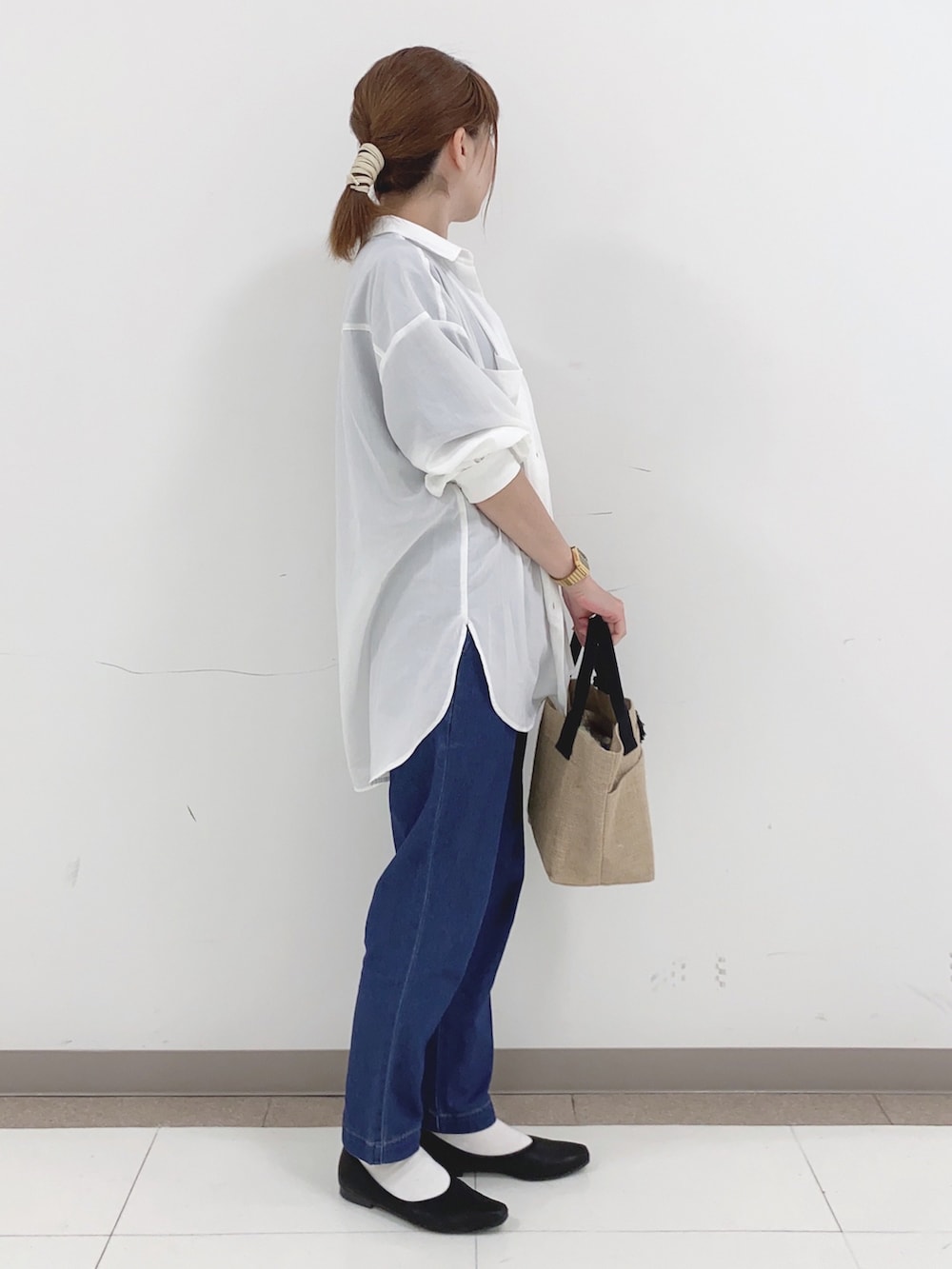ホワイト系のシャツ/ブラウス、ブラック系のTシャツ/カットソー、ブルー系のその他パンツを着用したレディースの春コーディネートの2枚目の写真
