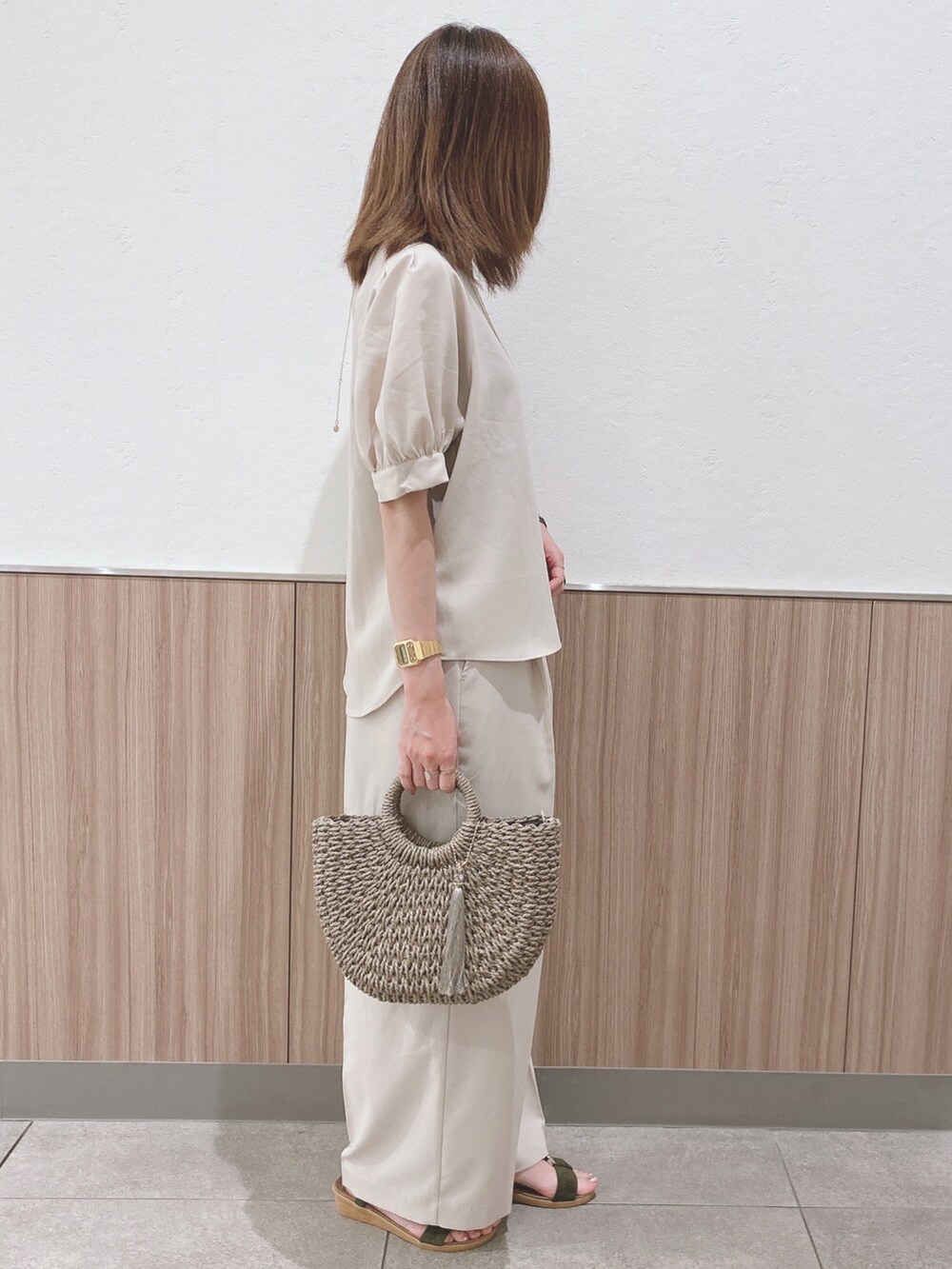 ベージュ系のシャツ/ブラウス、ベージュ系のその他パンツ、グリーン系のサンダルを着用したレディースの夏コーディネートの2枚目の写真