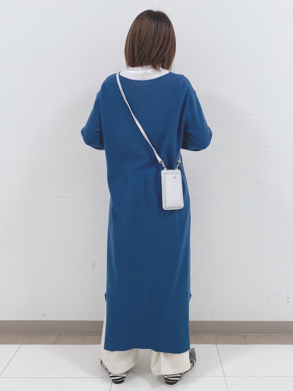 ホワイト系のTシャツ/カットソー、ブルー系のワンピース、ベージュ系のその他パンツを着用したレディースの冬コーディネートの3枚目の写真
