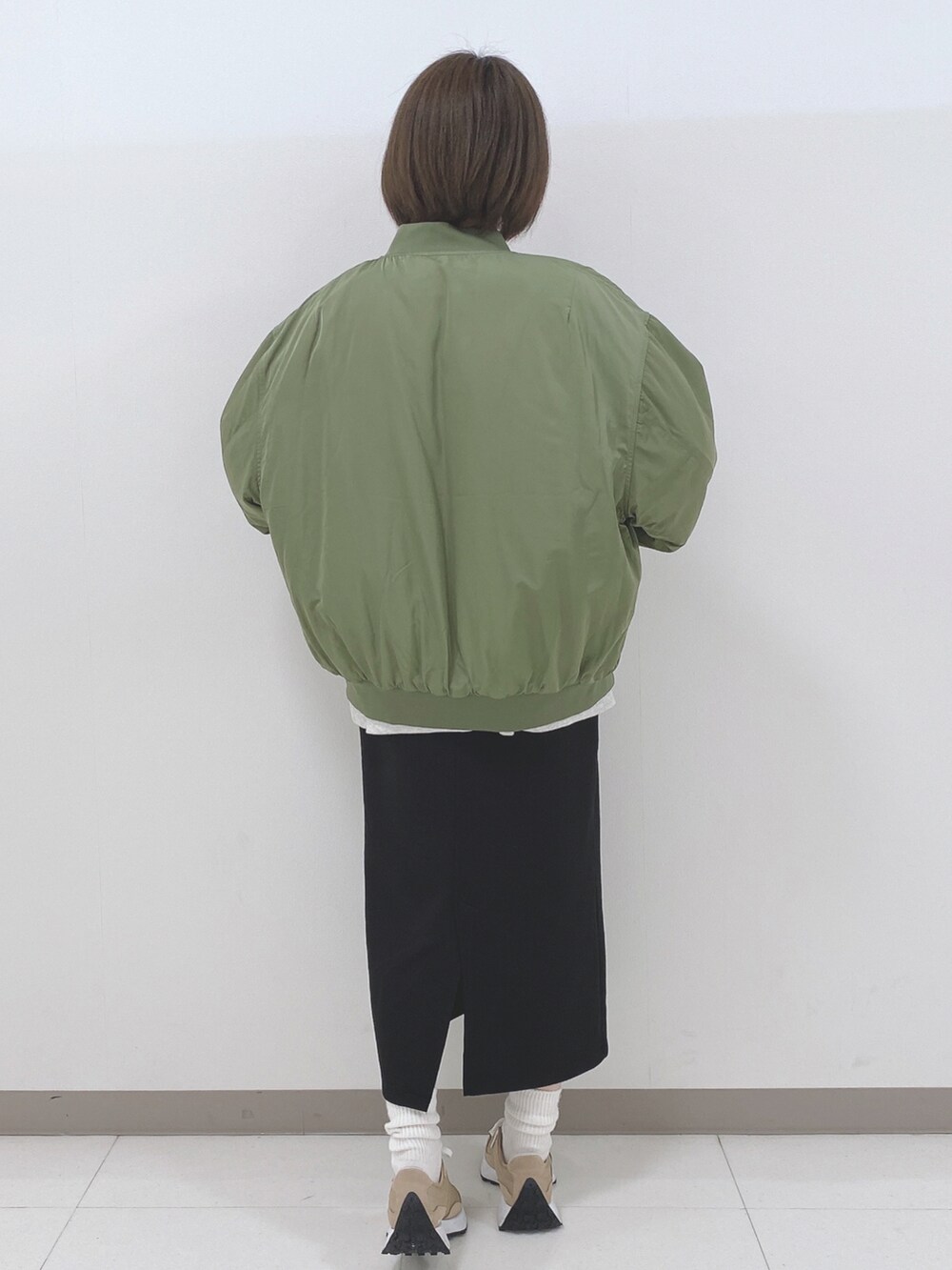 グレー系のスウェット、グリーン系のブルゾン、ホワイト系のTシャツ/カットソーを着用したレディースの秋コーディネートの3枚目の写真