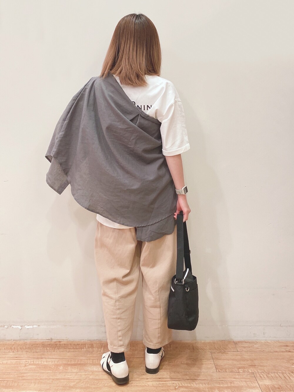 ホワイト系のTシャツ/カットソー、ベージュ系のその他パンツ、ホワイト系のシューズを着用したレディースの春コーディネートの3枚目の写真