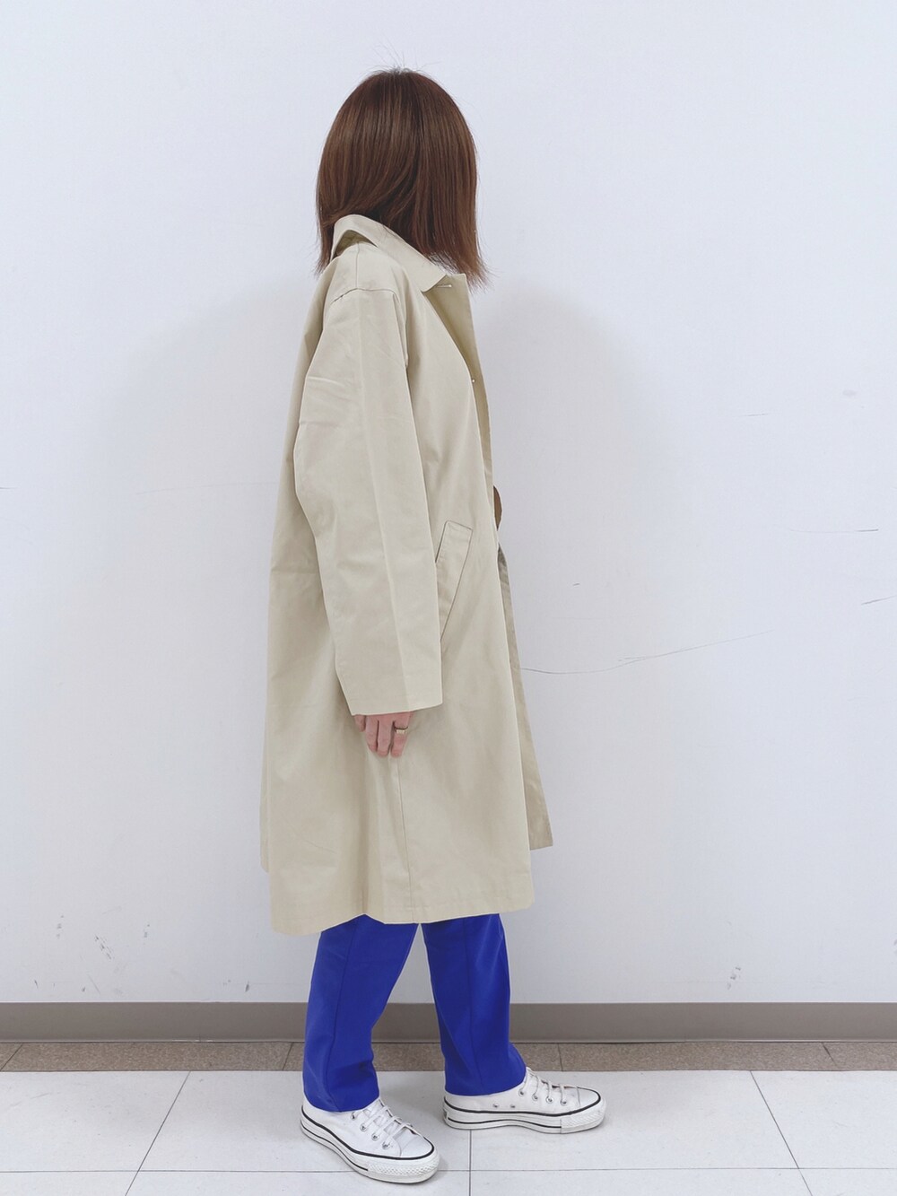 ピンク系のTシャツ/カットソー、ブルー系のその他パンツ、ベージュ系のステンカラーコートを着用したレディースの春コーディネートの2枚目の写真