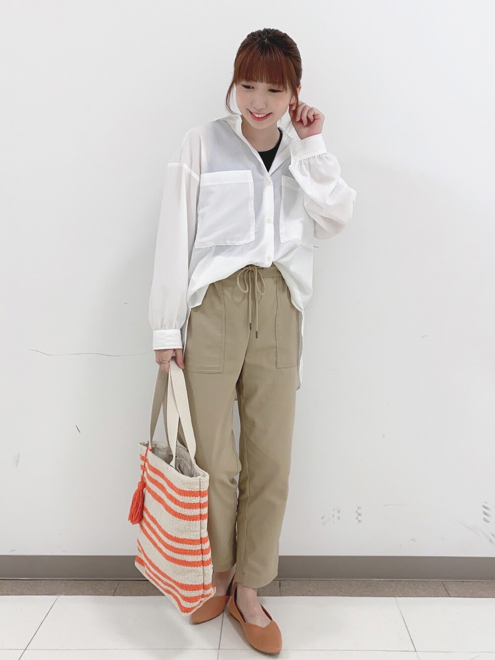 ホワイト系のシャツ/ブラウス、ブラック系のタンクトップ、ベージュ系のその他パンツを着用したレディースの春コーディネートの4枚目の写真