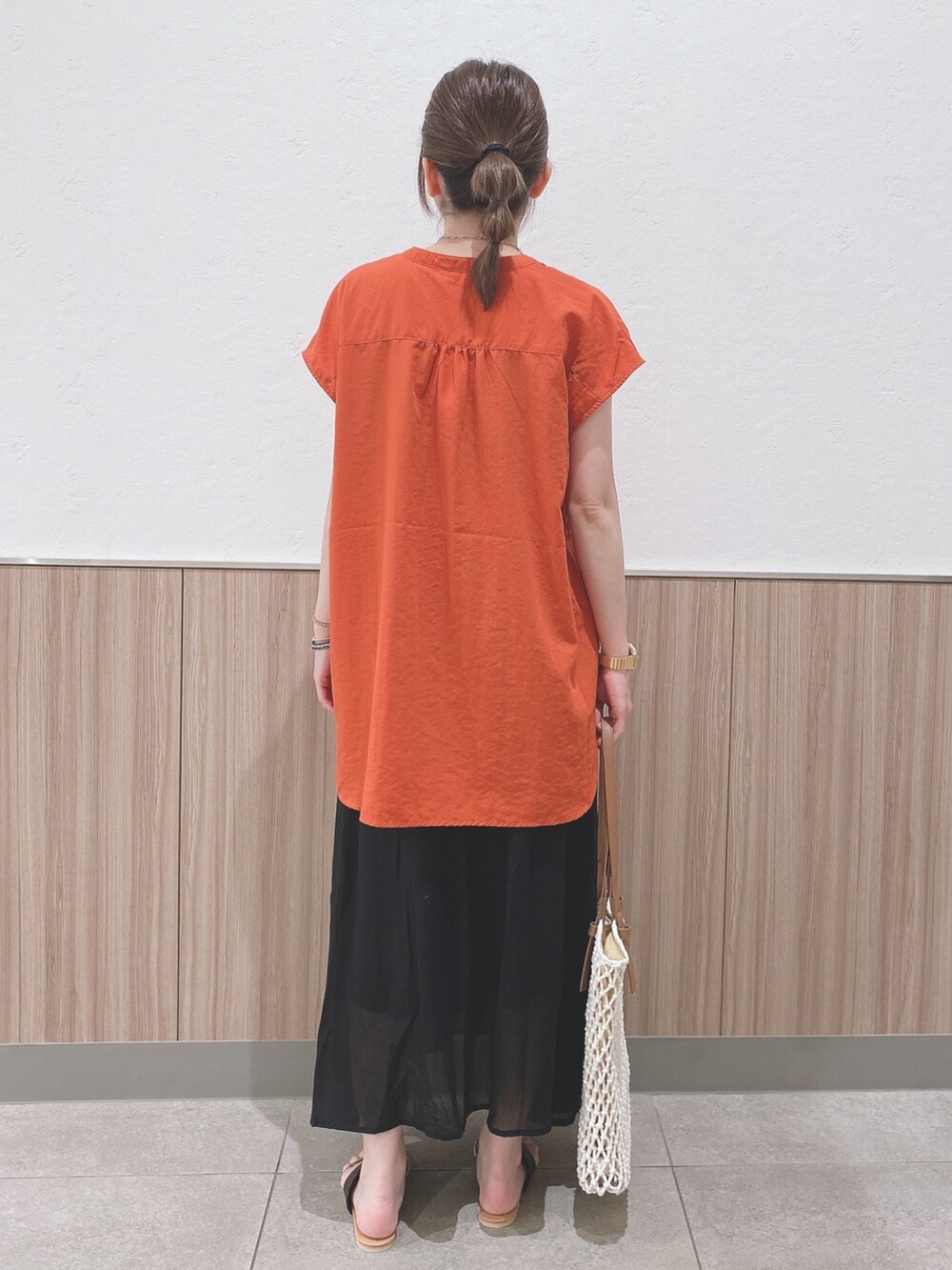 ピンク系のシャツ/ブラウス、ブラック系のスカート、ブラック系のサンダルを着用したレディースの夏コーディネートの3枚目の写真