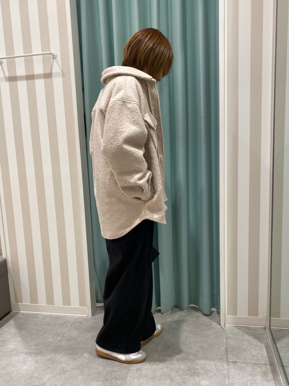 ベージュ系のテーラードジャケット、イエロー系のニット/セーター、ブラック系のその他パンツを着用したレディースの秋コーディネートの2枚目の写真