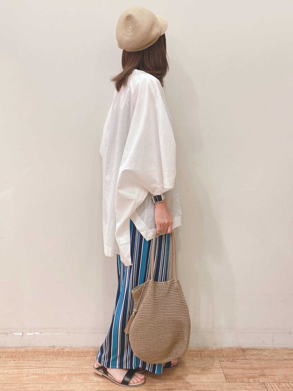 ホワイト系のシャツ/ブラウス、ブルー系のその他パンツ、ブラック系のサンダルを着用したレディースの夏コーディネートの2枚目の写真