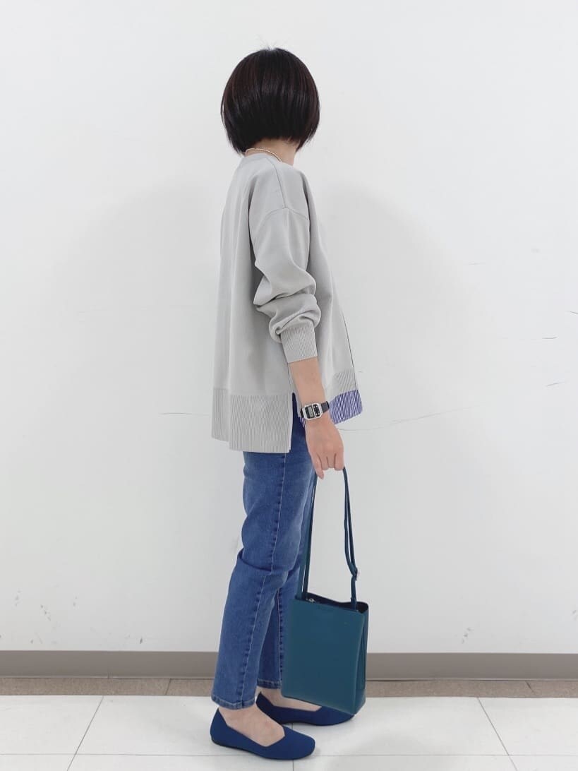 ブルー系のパンプスを着用したレディースの秋コーディネートの2枚目の写真