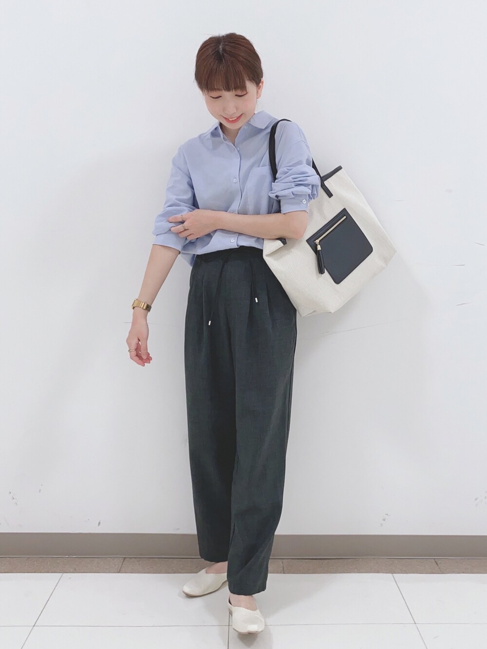 ブルー系のシャツ/ブラウス、グレー系のその他パンツ、ホワイト系のパンプスを着用したレディースの春コーディネートの4枚目の写真