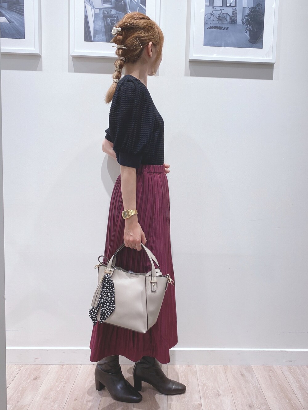 ブラック系のTシャツ/カットソー、パープル系のスカート、ブラウン系のブーツを着用したレディースの夏コーディネートの2枚目の写真