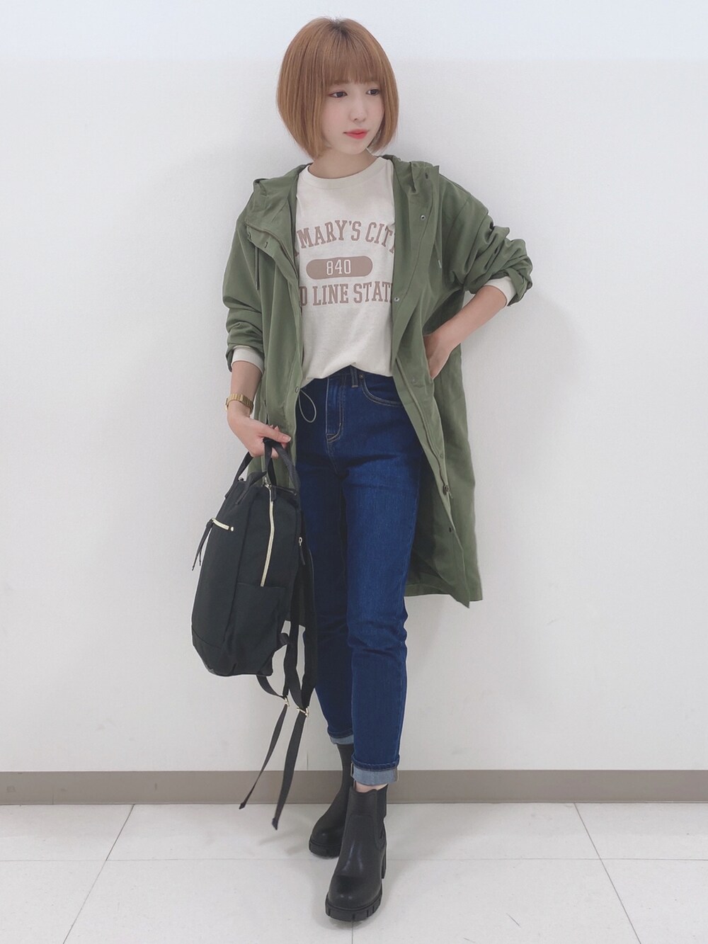 グリーン系のその他アウター、ベージュ系のTシャツ/カットソー、ブルー系のデニムパンツを着用したレディースの秋コーディネートの4枚目の写真