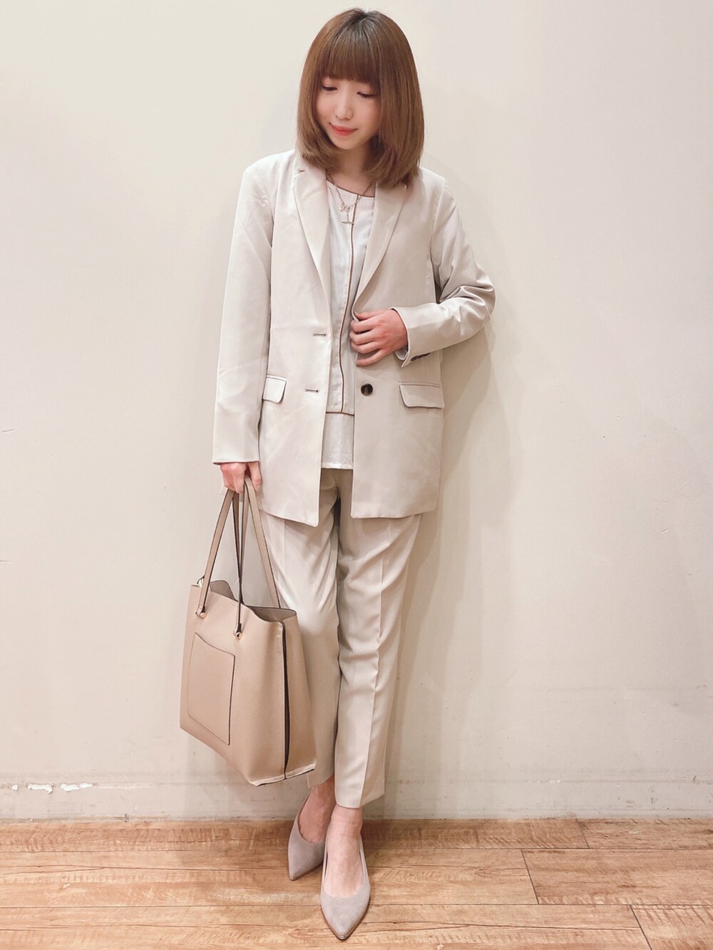 ホワイト系のシャツ/ブラウス、ベージュ系のテーラードジャケット、ベージュ系のその他パンツを着用したレディースの春コーディネートの4枚目の写真