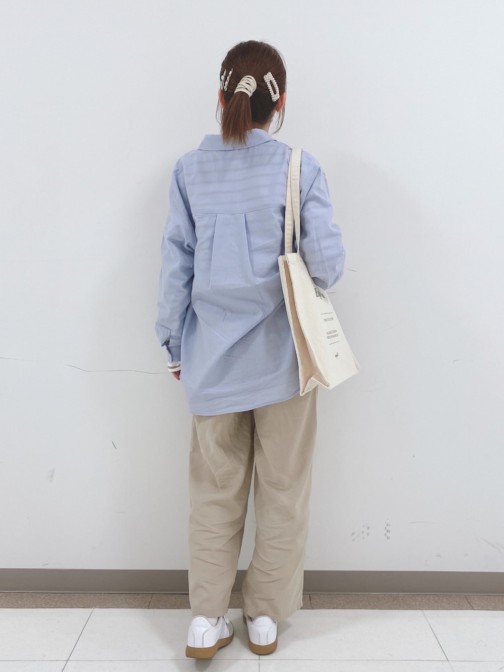 ベージュ系のTシャツ/カットソー、ブルー系のシャツ/ブラウス、ベージュ系のその他パンツを着用したレディースの春コーディネートの3枚目の写真