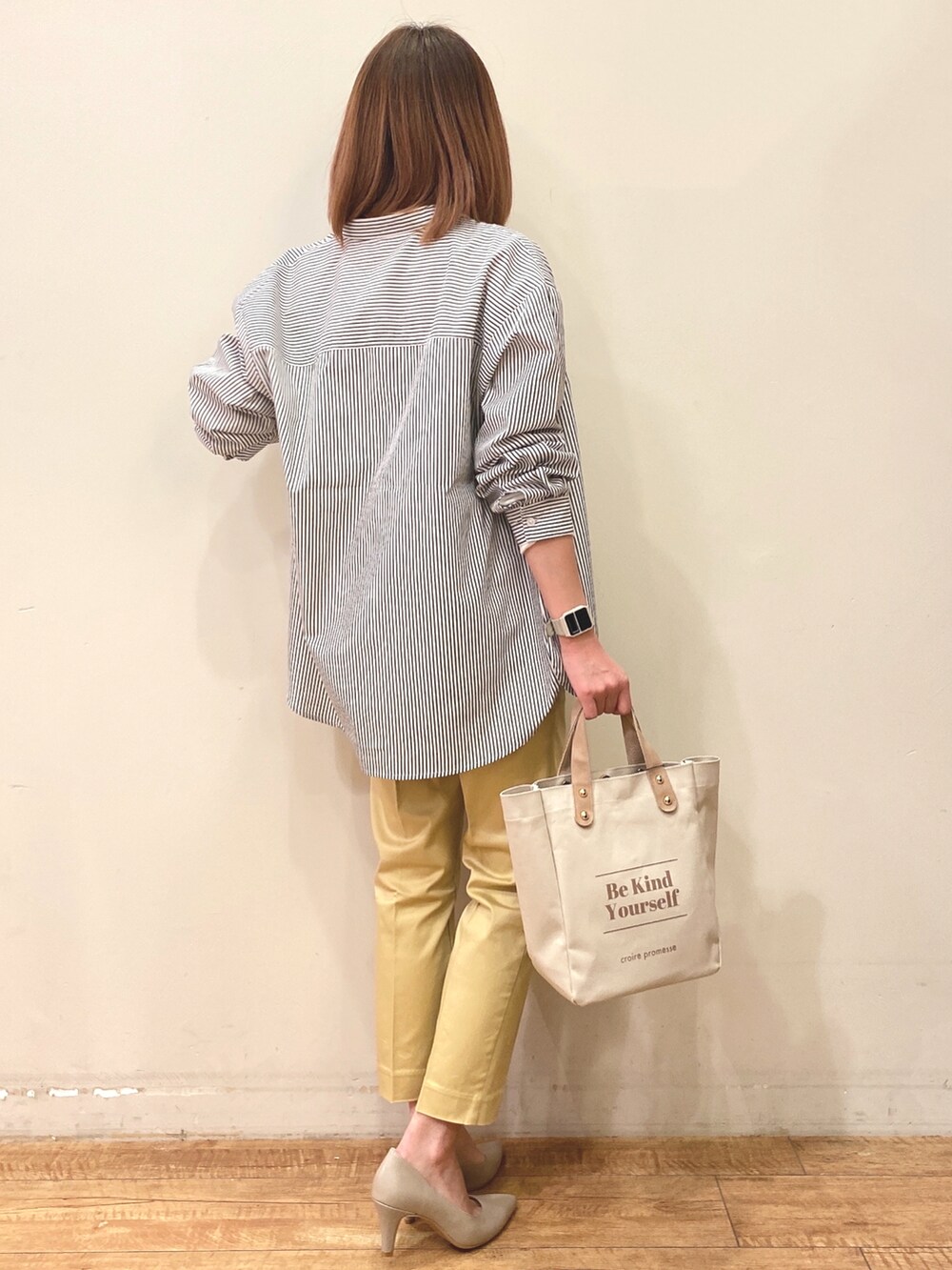 ホワイト系のTシャツ/カットソー、ブラック系のシャツ/ブラウス、イエロー系のその他パンツを着用したレディースの春コーディネートの2枚目の写真