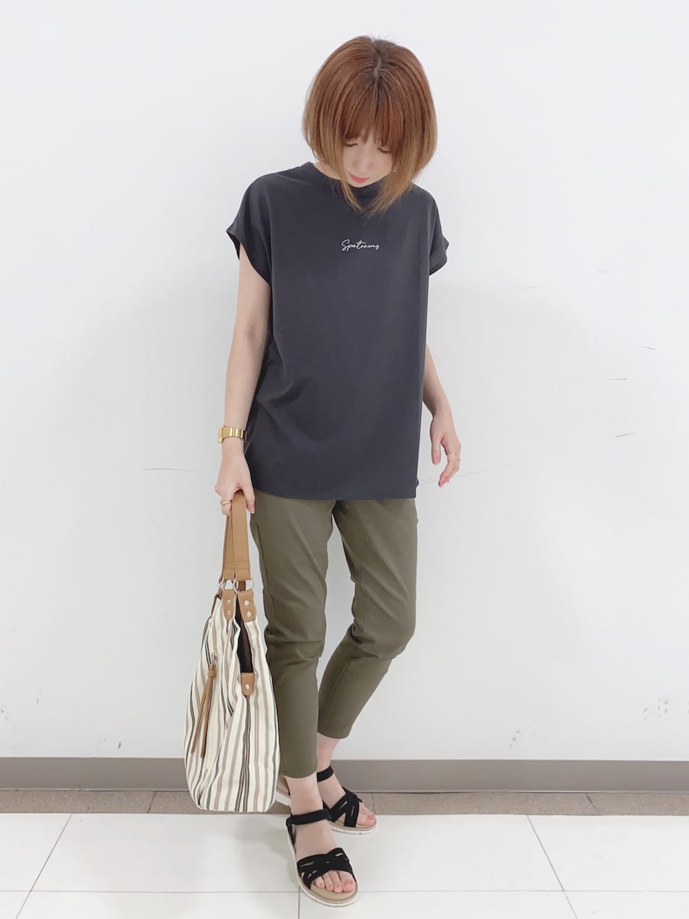 グレー系のTシャツ/カットソー、グリーン系のその他パンツ、ブラック系のサンダルを着用したレディースの春コーディネートの4枚目の写真