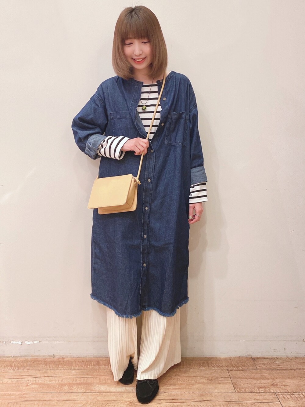 ベージュ系のTシャツ/カットソー、ブルー系のワンピース、ブラック系のその他シューズを着用したレディースの春コーディネートの4枚目の写真