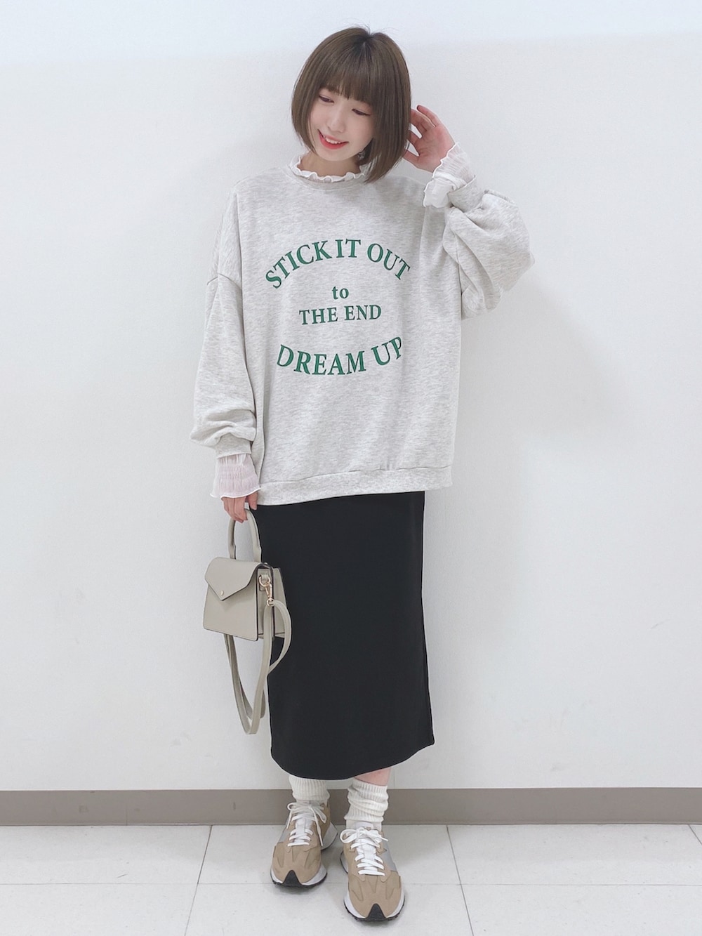 グレー系のスウェット、ホワイト系のTシャツ/カットソー、ブラック系のスカートを着用したレディースの秋コーディネートの4枚目の写真
