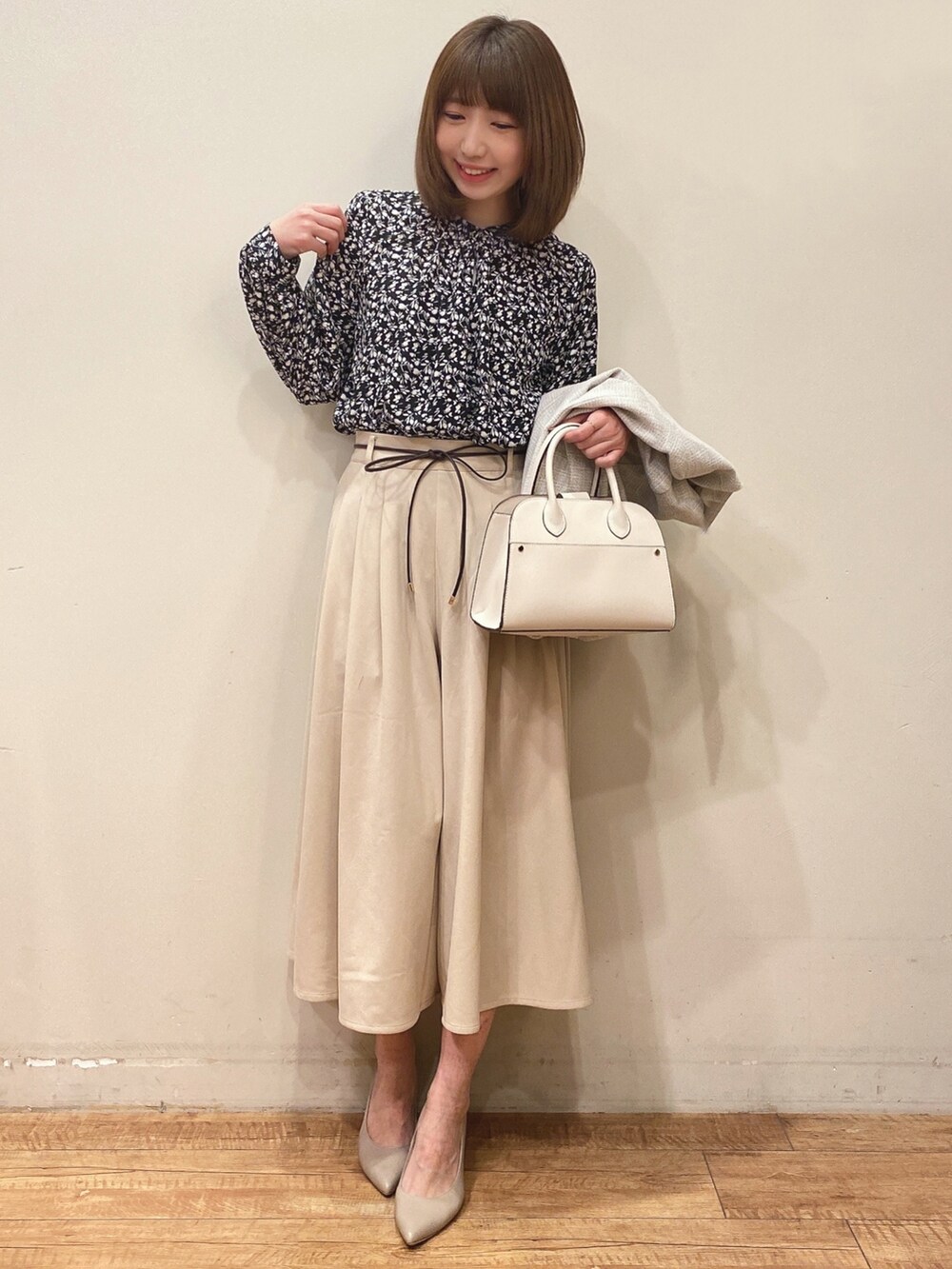 ブラック系のシャツ/ブラウス、ベージュ系のノーカラージャケット、ベージュ系のその他パンツを着用したレディースの春コーディネートの4枚目の写真