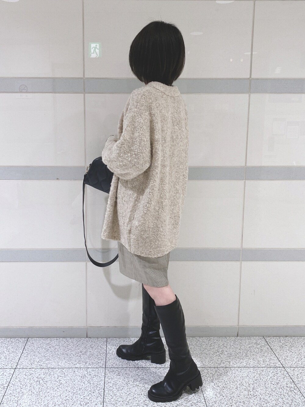 ベージュ系のカーディガン/ボレロ、ベージュ系のその他パンツ、ブラック系のショルダーバッグを着用したレディースの秋コーディネートの3枚目の写真