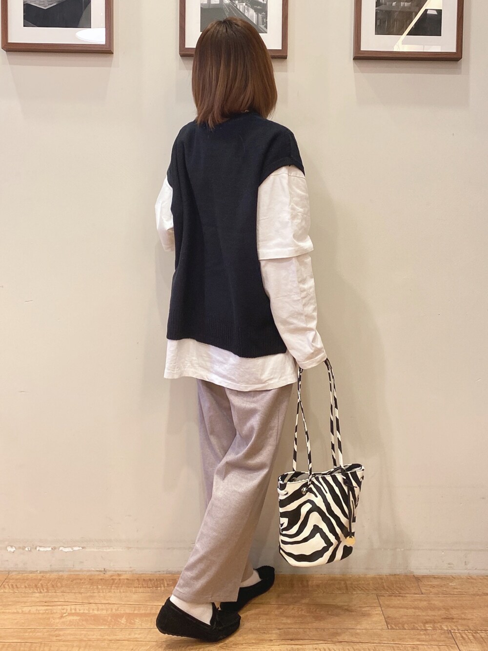 ブラック系のその他トップス、ブラウン系のその他パンツ、ブラック系のトートバッグを着用したレディースの冬コーディネートの3枚目の写真