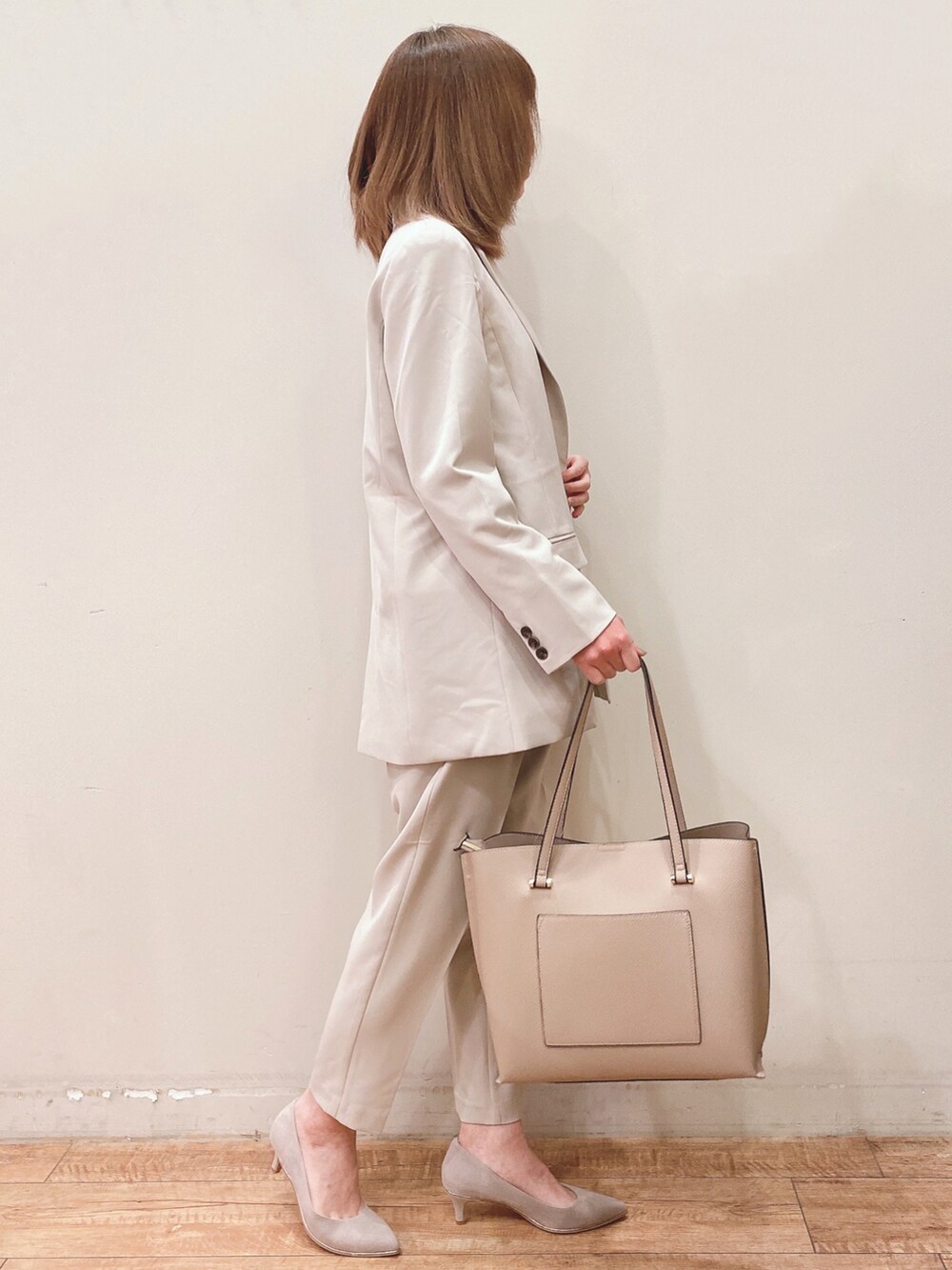 ホワイト系のシャツ/ブラウス、ベージュ系のテーラードジャケット、ベージュ系のその他パンツを着用したレディースの春コーディネートの2枚目の写真