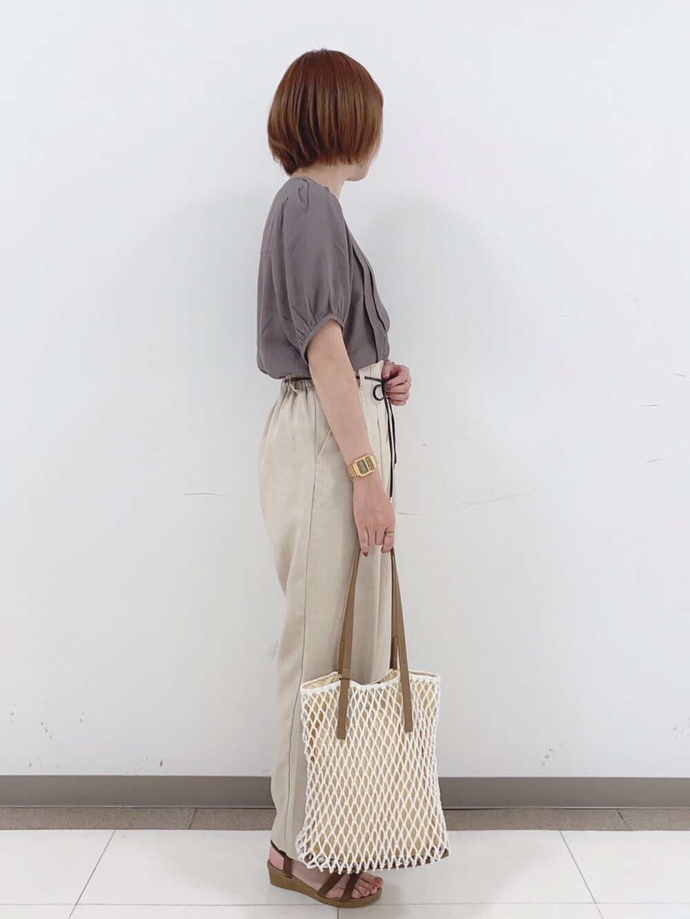 ブラウン系のシャツ/ブラウス、ホワイト系のその他パンツ、ホワイト系のトートバッグを着用したレディースの夏コーディネートの3枚目の写真
