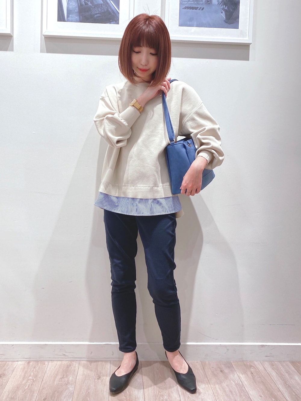 ベージュ系のニット/セーター、ブラック系のその他パンツ、ブラック系のパンプスを着用したレディースの春コーディネートの3枚目の写真