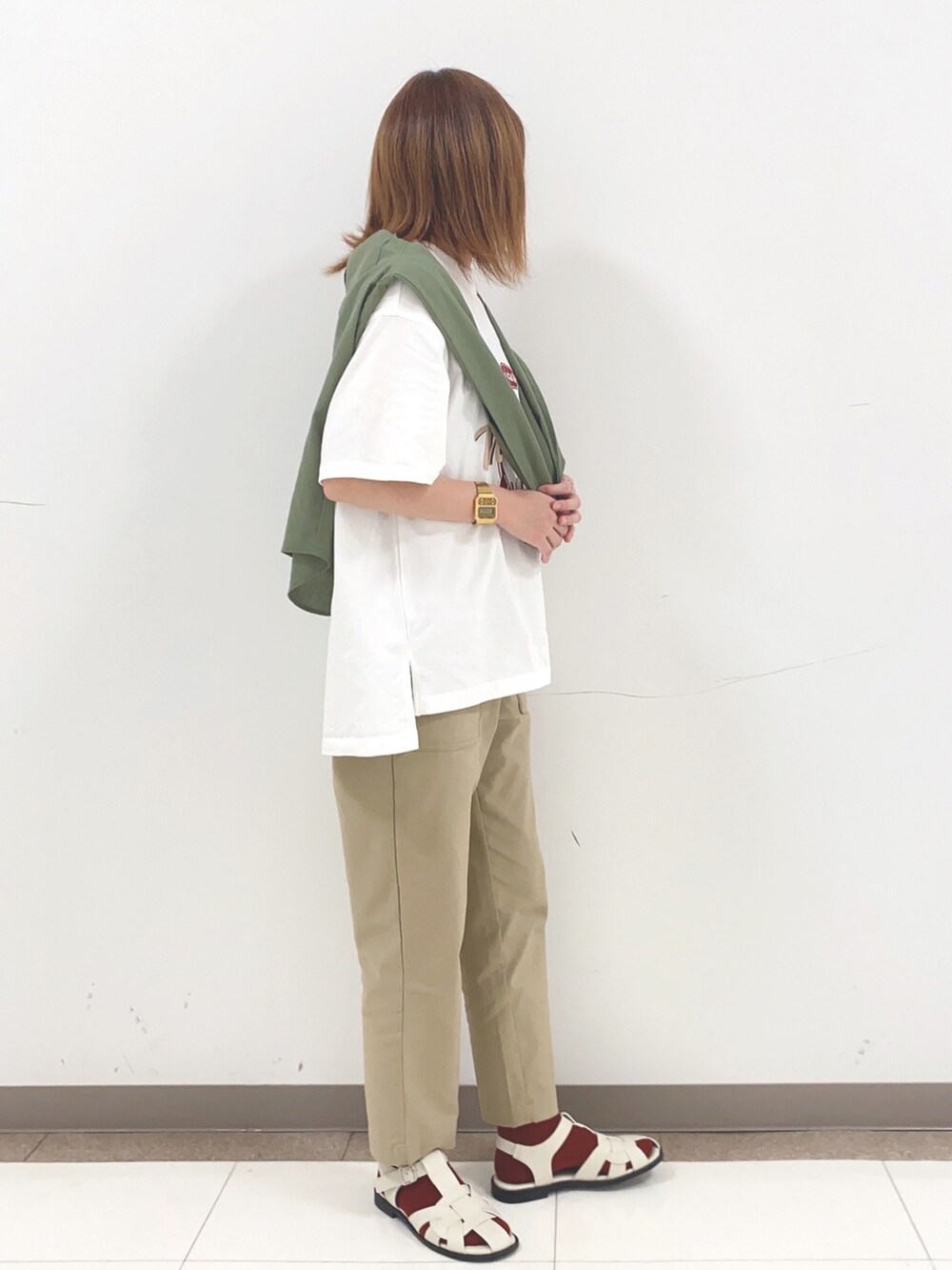 グリーン系のシャツ/ブラウス、ホワイト系のTシャツ/カットソー、ベージュ系のその他パンツを着用したレディースの春コーディネートの2枚目の写真