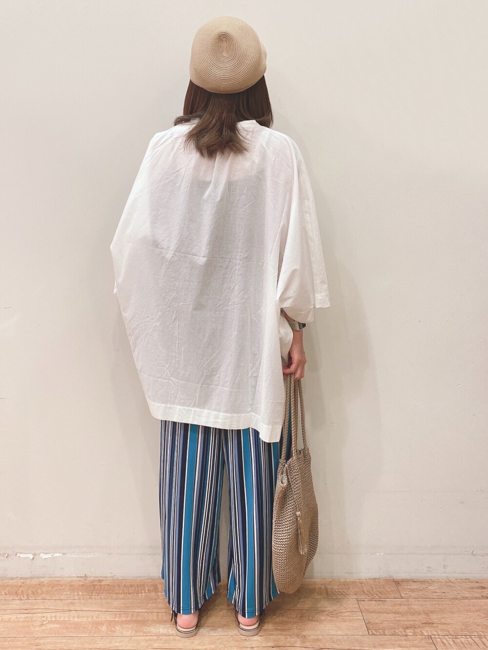 ホワイト系のシャツ/ブラウス、ブルー系のその他パンツ、ブラック系のサンダルを着用したレディースの夏コーディネートの3枚目の写真