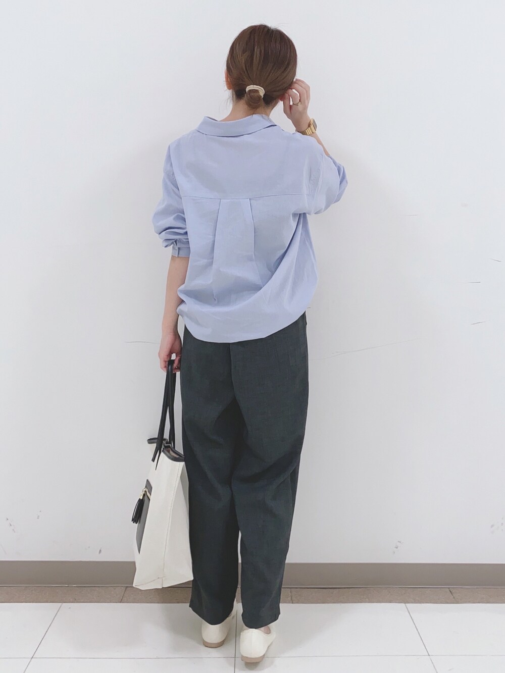 ブルー系のシャツ/ブラウス、グレー系のその他パンツ、ホワイト系のパンプスを着用したレディースの春コーディネートの3枚目の写真