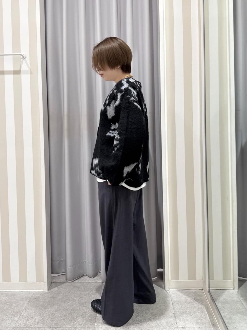 ブラック系のカーディガン/ボレロ、ホワイト系のTシャツ/カットソー、グレー系のその他パンツを着用したレディースの秋コーディネートの2枚目の写真