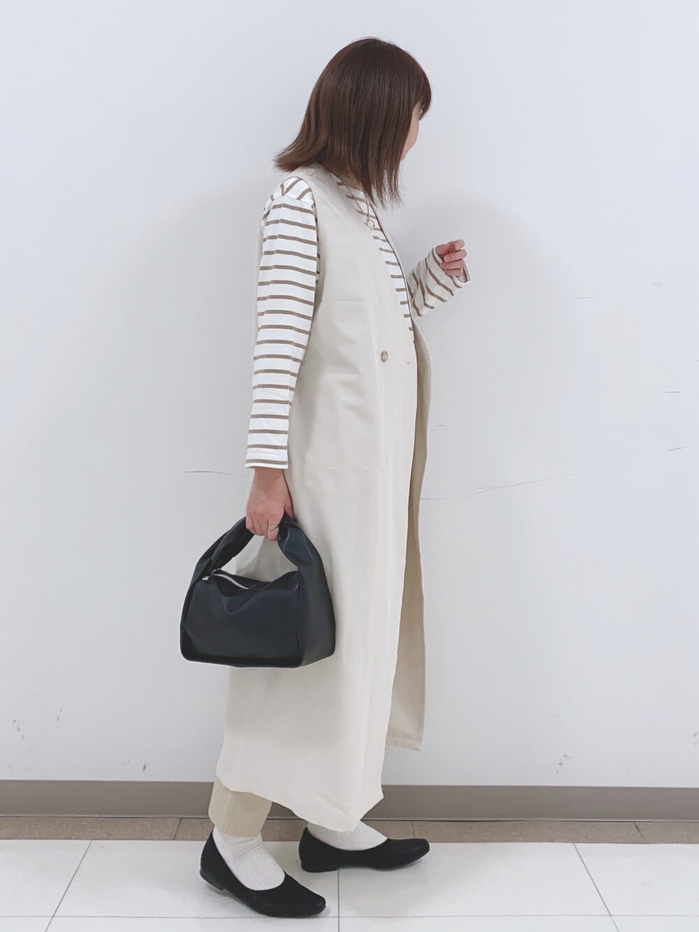 ベージュ系のベスト、ベージュ系のTシャツ/カットソー、ベージュ系のその他パンツを着用したレディースの春コーディネートの2枚目の写真