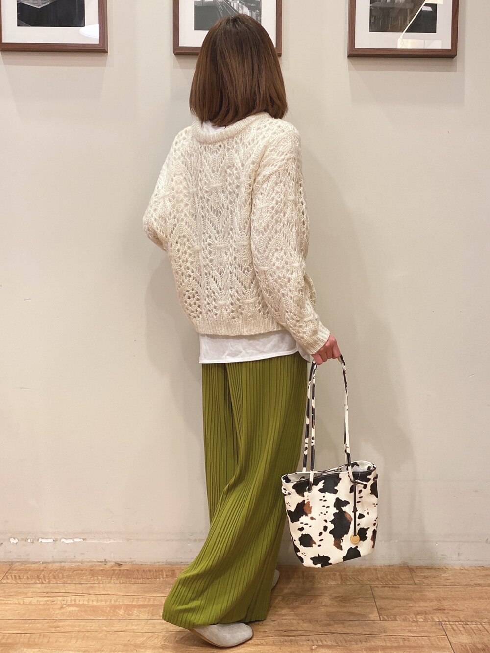 ベージュ系のニット/セーター、ブラウン系のトートバッグ、グリーン系のその他パンツを着用したレディースの冬コーディネートの2枚目の写真