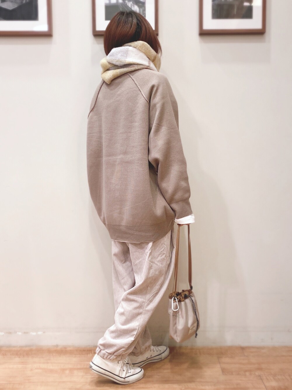 ブラウン系のニット/セーター、ベージュ系のその他パンツ、ベージュ系のショルダーバッグを着用したレディースの秋コーディネートの2枚目の写真