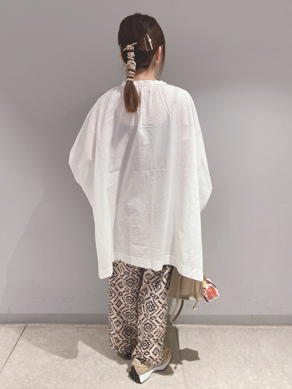 ホワイト系のシャツ/ブラウス、ベージュ系のその他パンツ、ベージュ系のスニーカーを着用したレディースの夏コーディネートの2枚目の写真