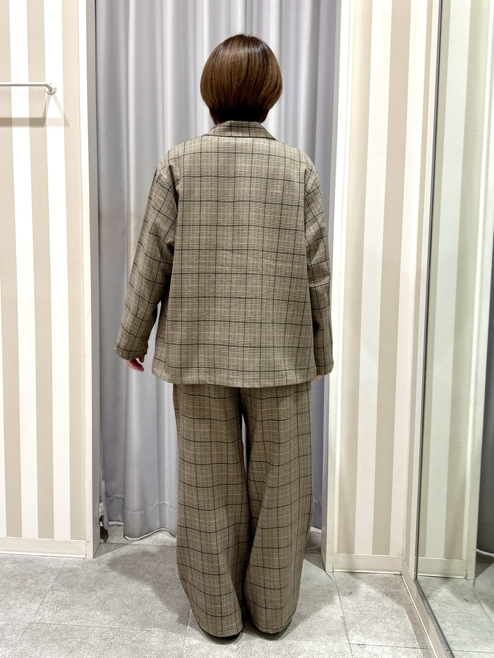 ブラック系のTシャツ/カットソー、ベージュ系のテーラードジャケット、ベージュ系のその他パンツを着用したレディースの秋コーディネートの3枚目の写真