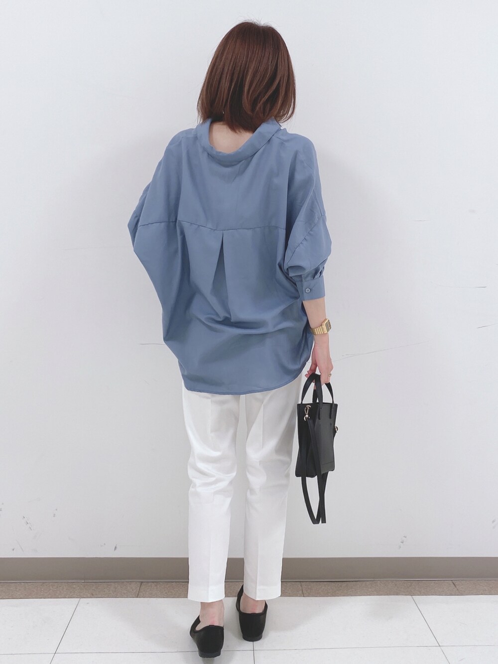 ブルー系のシャツ/ブラウス、ホワイト系のその他パンツ、ブラック系のパンプスを着用したレディースの春コーディネートの3枚目の写真