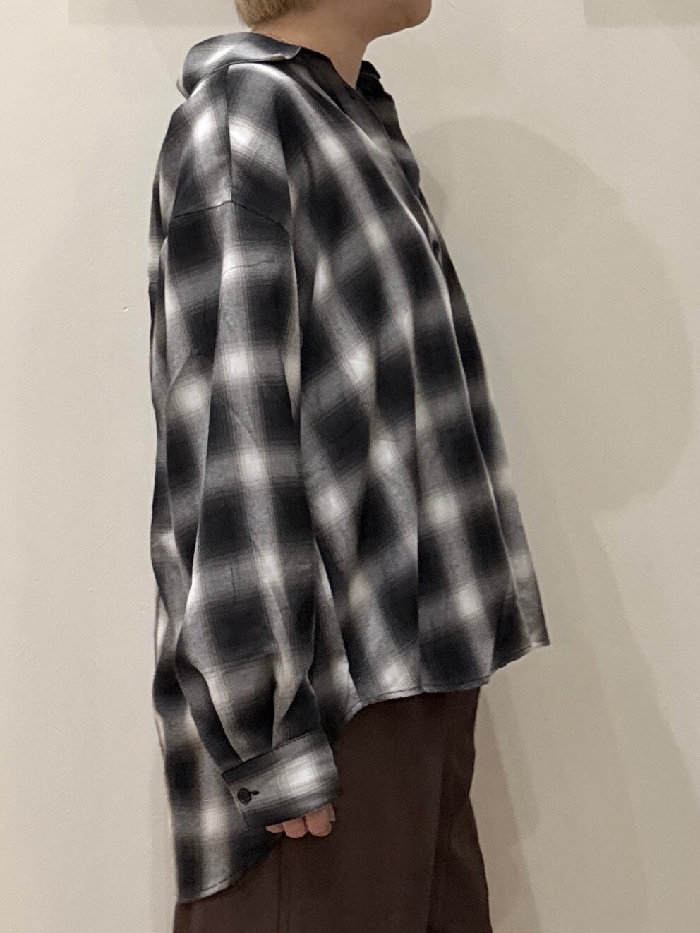 グレー系のシャツ/ブラウス、ブラック系のTシャツ/カットソー、ブラウン系のその他パンツを着用したレディースの秋コーディネートの8枚目の写真