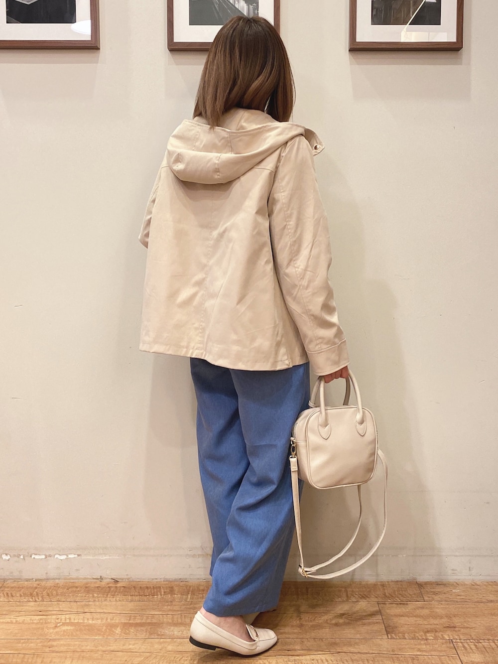 ブラック系のニット/セーター、ベージュ系のブルゾン、ブルー系のその他パンツを着用したレディースの冬コーディネートの2枚目の写真