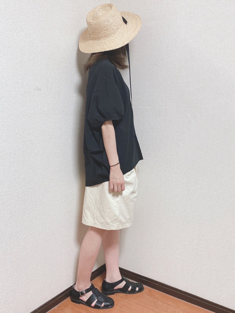 ブラック系のシャツ/ブラウス、ベージュ系のその他パンツ、ブラック系のシューズを着用したレディースの夏コーディネートの2枚目の写真