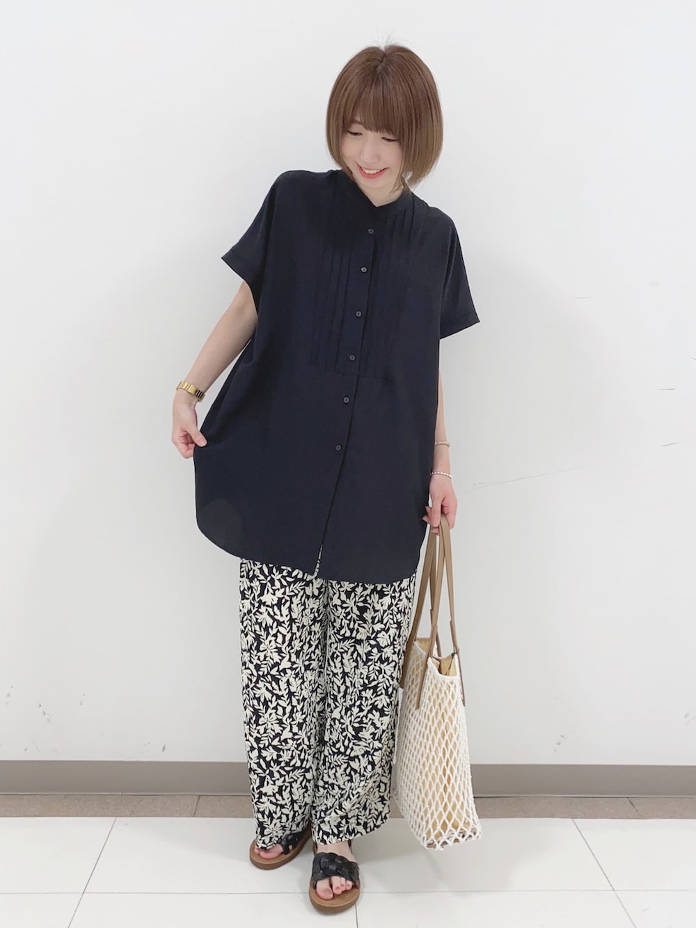 ブラック系のシャツ/ブラウス、ブラック系のその他パンツ、ブラック系のサンダルを着用したレディースの夏コーディネートの4枚目の写真