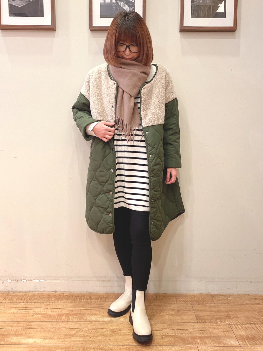 グリーン系のその他アウター、ブラック系のその他パンツ、ベージュ系のブーツを着用したレディースの冬コーディネートの3枚目の写真