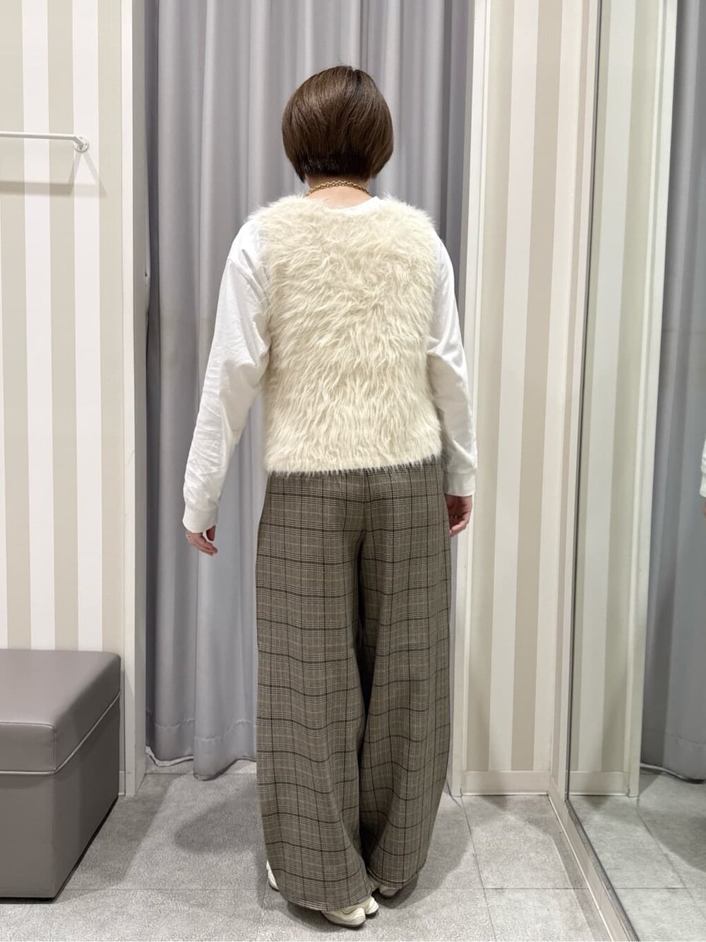 ホワイト系のその他トップス、ホワイト系のTシャツ/カットソー、ベージュ系のその他パンツを着用したレディースの秋コーディネートの3枚目の写真
