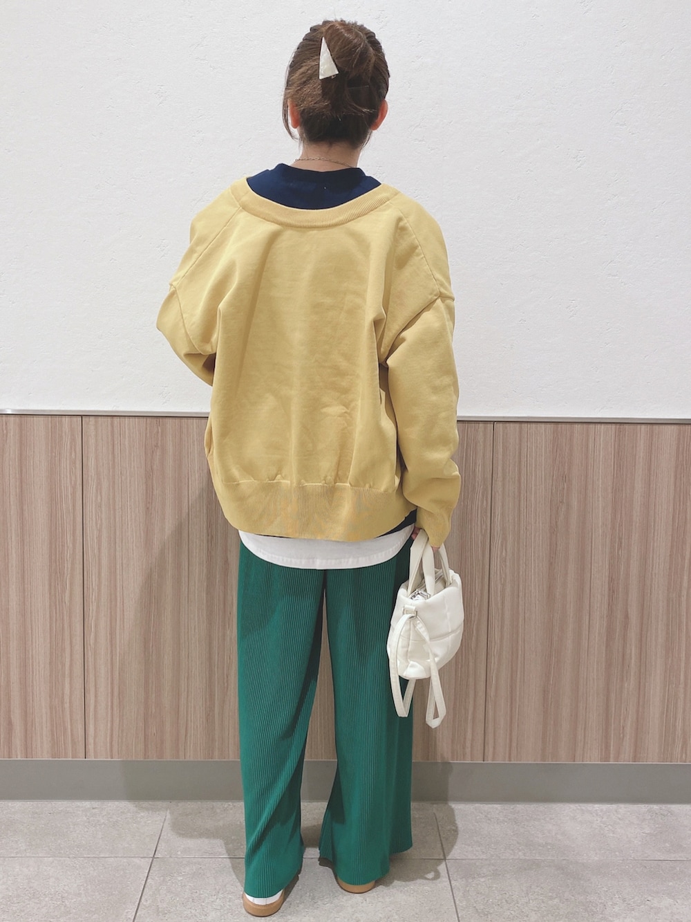 ブルー系のTシャツ/カットソー、イエロー系のニット/セーター、グリーン系のその他パンツを着用したレディースの春コーディネートの3枚目の写真