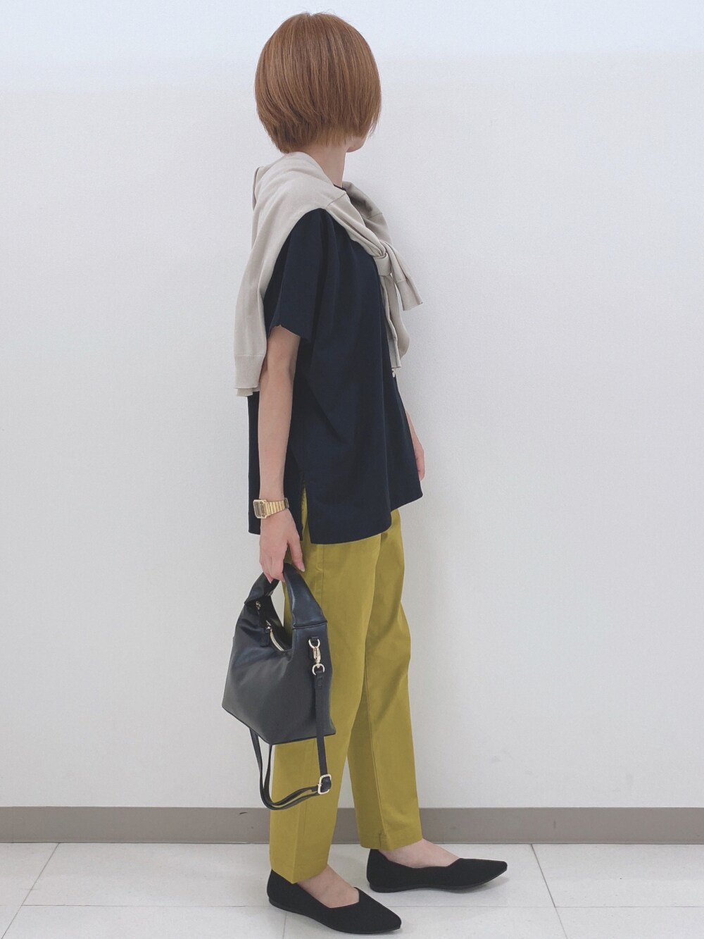 ブラック系のTシャツ/カットソー、イエロー系のその他パンツ、ブラック系のパンプスを着用したレディースの夏コーディネートの2枚目の写真